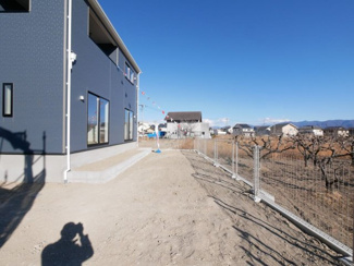 【庭】 | 昭和町築地新居 新築戸建 イオンまで車4分 南側畑で日当良好 | 広々として日当り・眺望良好なお庭