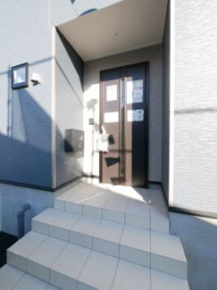 【玄関】 | 昭和町築地新居 新築戸建 イオンまで車4分 南側畑で日当良好 | 電子錠仕様の玄関扉