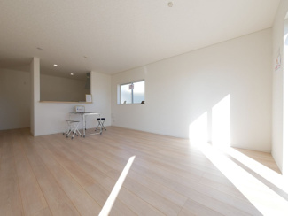 【居間・リビング】 | 昭和町築地新居 新築戸建 イオンまで車4分 南側畑で日当良好 | 17帖のとても明るいリビング