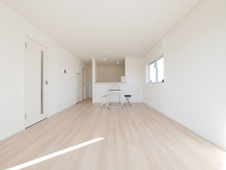 【居間・リビング】 | 昭和町築地新居 新築戸建 イオンまで車4分 南側畑で日当良好 | 家具の配置なども悩まないリビング形状