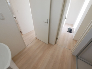 【洗面所】 | 昭和町築地新居 新築戸建 イオンまで車4分 南側畑で日当良好 | 洗面室は2方向からアクセス可能な２WAY洗面室