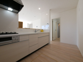 【キッチン】 | 昭和町築地新居 新築戸建 イオンまで車4分 南側畑で日当良好 | 背面スペースもバッチリ確保済みのキッチン