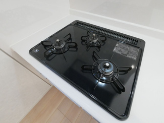 【キッチン】 | 昭和町築地新居 新築戸建 イオンまで車4分 南側畑で日当良好 | 3口ガスコンロ。グリル機能付き。