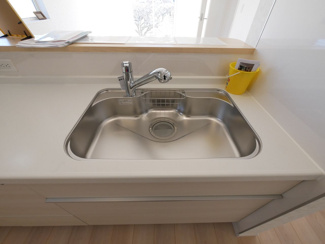 【キッチン】 | 昭和町築地新居 新築戸建 イオンまで車4分 南側畑で日当良好 | キッチンシンク　浄水器一体型水栓付き