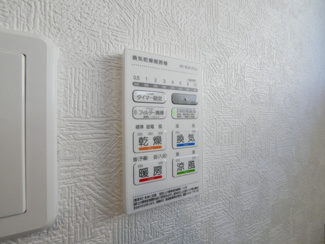 【冷暖房・空調設備】 | 昭和町築地新居 新築戸建 イオンまで車4分 南側畑で日当良好 | 浴室換気乾燥機スイッチ
