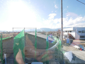 【展望】 | 昭和町築地新居 新築戸建 イオンまで車4分 南側畑で日当良好 | 2階より西側を望む　平屋を建築中のようです