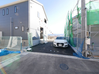 【駐車場】 | 昭和町築地新居 新築戸建 イオンまで車4分 南側畑で日当良好 | カースペースは3台分