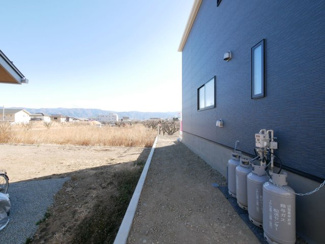 【周辺】 | 昭和町築地新居 新築戸建 イオンまで車4分 南側畑で日当良好 | 敷地東側隣地境界