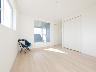 【洋室】 | 昭和町築地新居 新築戸建 イオンまで車4分 南側畑で日当良好 | 2階7.5帖洋室。バルコニーへのアクセス可能。