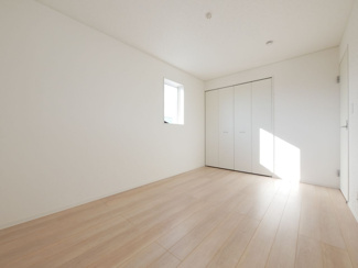 【洋室】 | 昭和町築地新居 新築戸建 イオンまで車4分 南側畑で日当良好 | 2階6.7帖の洋室。