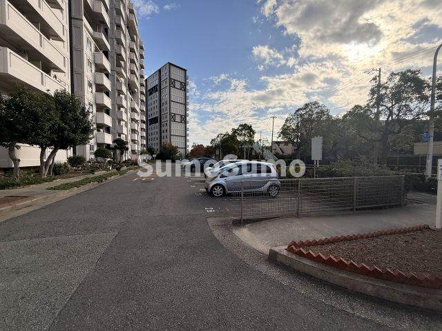 芦屋浜高層（若葉） 2号棟の駐車場