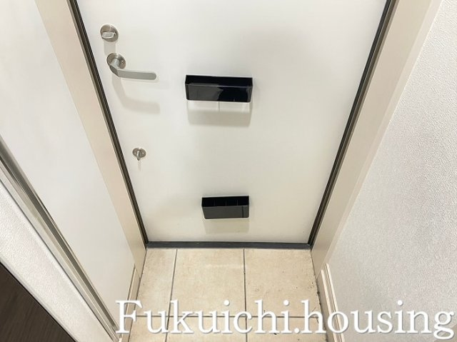 グランクオール明大前の玄関