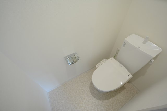 温水洗浄便座機能付きのトイレです♪