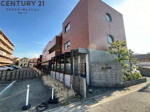 オートロックで外部の人間が簡単に出入りできないため安心です。