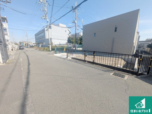 伊丹市藤ノ木　新築一戸建ての前面道路含む現地写真|周辺は落ち着いた街並みの住宅地！子育てがしやすい住環境です！まだ未完成ですが、現地でしかわからない事もございます。是非一度ご覧ください。