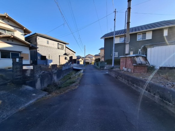 売中古戸建　藤枝市岡部町村良の前面道路含む現地写真|閑静な住宅地。