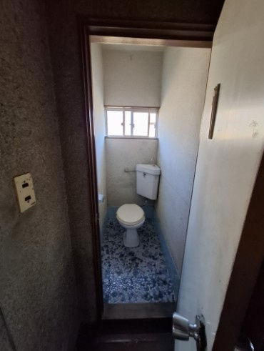 売中古戸建　藤枝市岡部町村良のトイレ|自然光がはいるので明るさが保たれます。窓からは新鮮な空気も入るので気持ちよく使用していただけます！