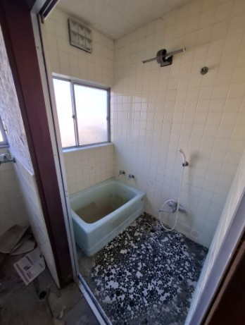 売中古戸建　藤枝市岡部町村良の浴室|浴室に窓があるので湿気がこもらず、いつでもよい空気に入れ替えることができます。