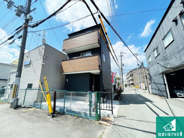 ■伊丹市藤ノ木　新築一戸建ての前面道路含む現地写真|周辺は閑静な住宅街！前面道路広々で車の出し入れも便利です。駐車が苦手な方でも安心して車庫入れできます！