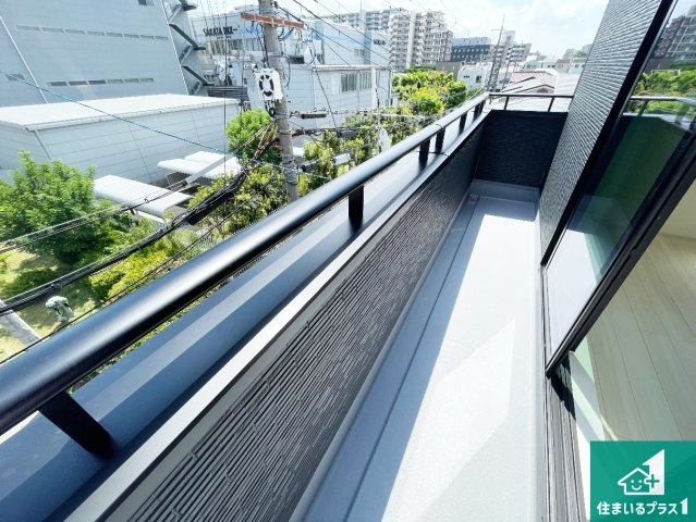 ■19日(土)～23日(祝)現地ご見学可能！　伊丹市藤ノ木　限定1邸のバルコニー|ワイドバルコニーは洗濯物を干すスペースが広いのでご家族が多くても安心！