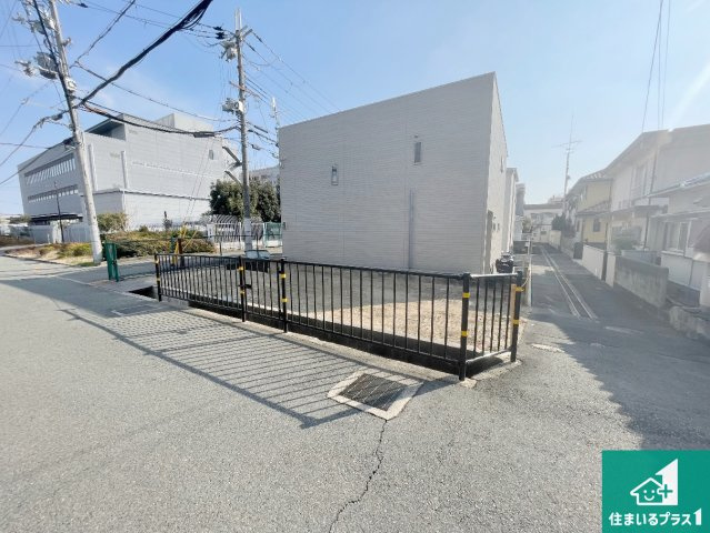 伊丹市藤ノ木　新築一戸建ての前面道路含む現地写真|周辺は落ち着いた街並みの住宅地！子育てがしやすい住環境です！まだ未完成ですが、現地でしかわからない事もございます。是非一度ご覧ください。