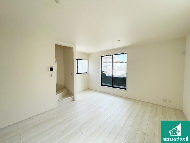 伊丹市藤ノ木　新築一戸建ての居間・リビング|明るいリビングで朝の目覚めもスッキリできそう！対面キッチンでご家族のコミュニケーションも自然と増える設計！小さなお子様が遊ぶスペースを作っても広々とくつろげるLDK！