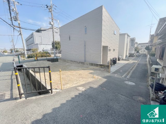伊丹市藤ノ木　新築一戸建ての前面道路含む現地写真|周辺は落ち着いた街並みの住宅地！子育てがしやすい住環境です！まだ未完成ですが、現地でしかわからない事もございます。是非一度ご覧ください。