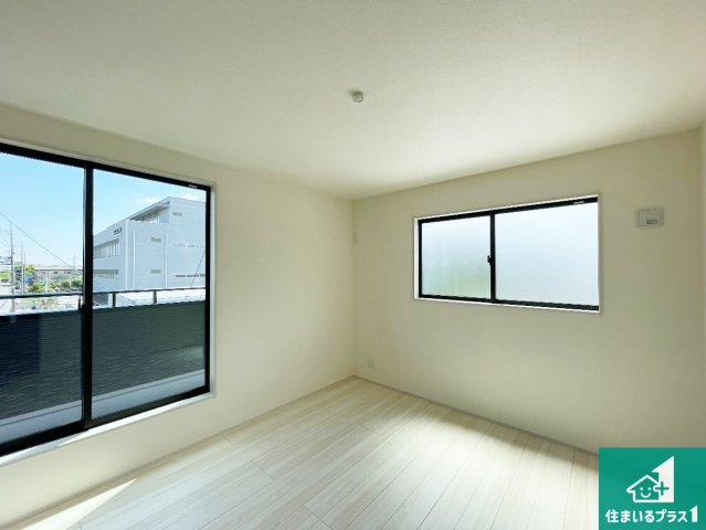 ■伊丹市藤ノ木　新築一戸建ての洋室|寝室は心地よい眠りについてもらいたくて、シンプルかつ開放的な空間な設計にしています！大きな窓から差し込む日が心地いいです♪
