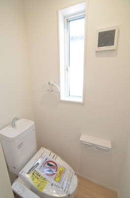 【トイレ】 | 綾瀬市蓼川１丁目 新築戸建て 全1棟【仲介手数料無料】 | 2階