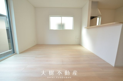 【居間・リビング】 | 綾瀬市蓼川１丁目 新築戸建て 全1棟【仲介手数料無料】 | □■当社なら諸費用を最大限削減できます■□