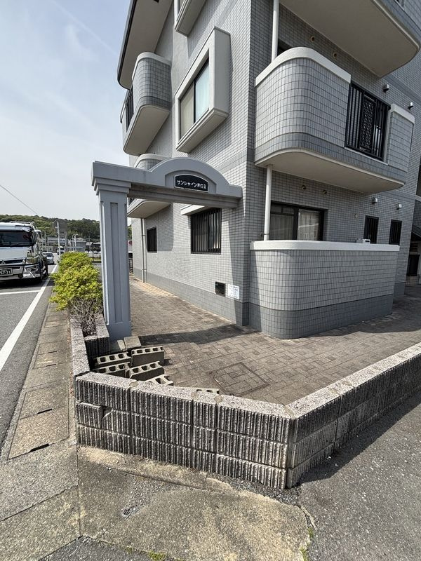 福岡市東区和白東１丁目の賃貸マンションのエントランス