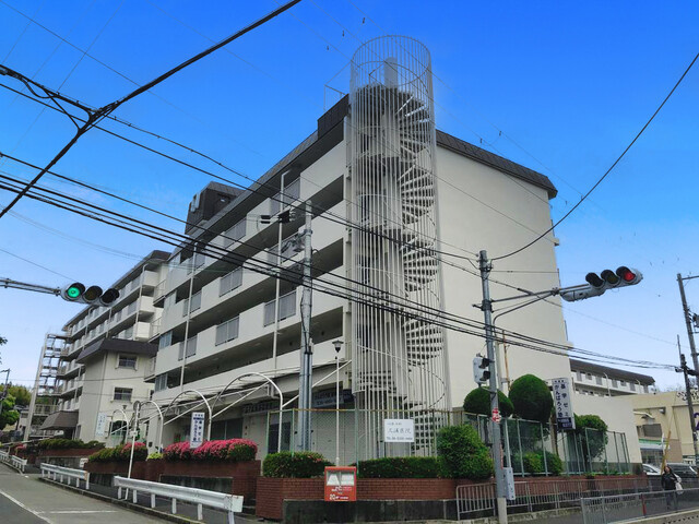 メゾンドール千里泉ケ丘　1号館の外観