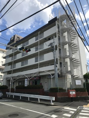 メゾンドール千里泉ケ丘　1号館の外観