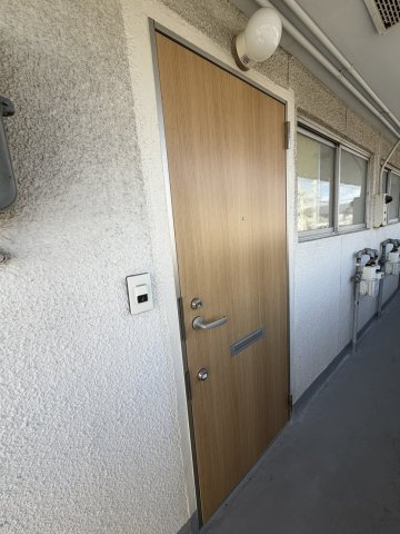 下地町豊岸アパートの玄関