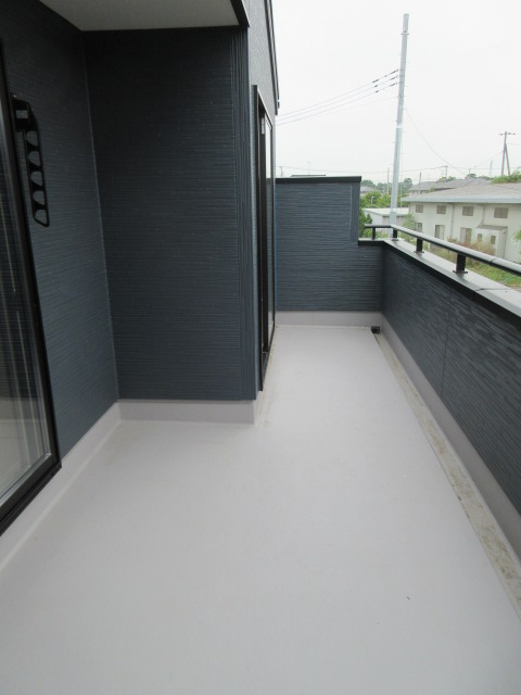 【仲介手数料無料】新築戸建　鳩山町今宿503-3（全2棟）のバルコニー