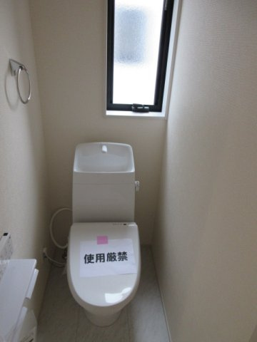 【仲介手数料無料】新築戸建　鳩山町今宿503-3（全2棟）のトイレ