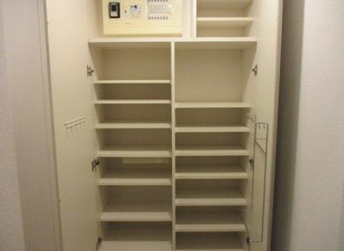 荒川区東日暮里４丁目の賃貸マンションの収納|シューズクロゼット　※2025年12月撮影の写真