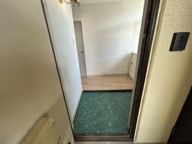 ロイヤルハイツ本多聞の玄関