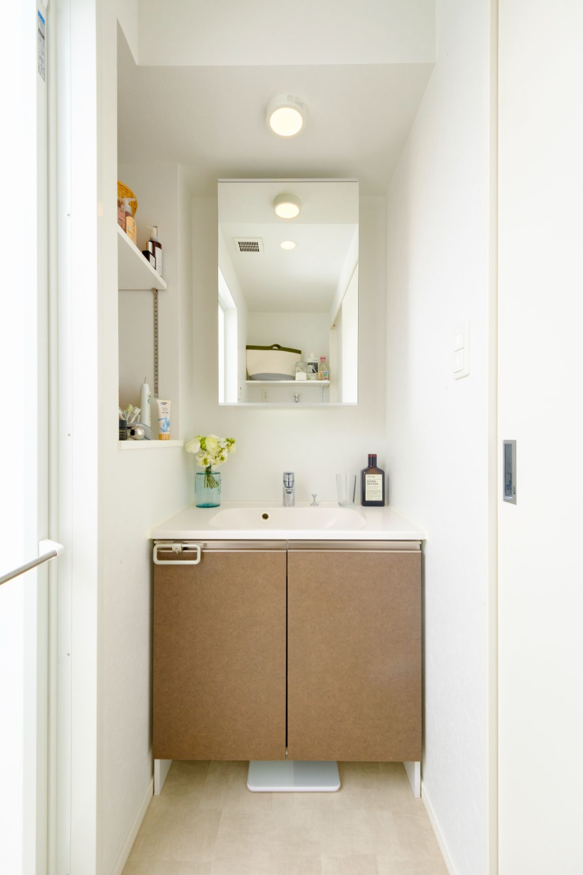 新品家具付きマンション博多駅南13B(KaGood福岡)の洗面所|明るい洗面所です