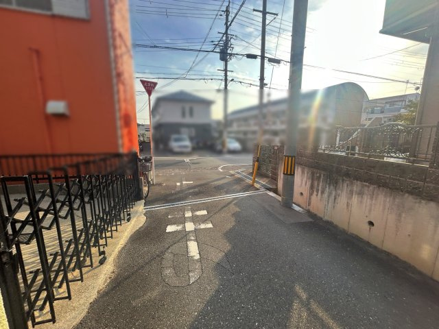 箕面市箕面３丁目　中古戸建の前面道路含む現地写真
