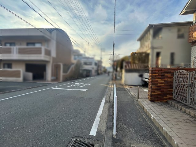 箕面市箕面３丁目　中古戸建の前面道路含む現地写真