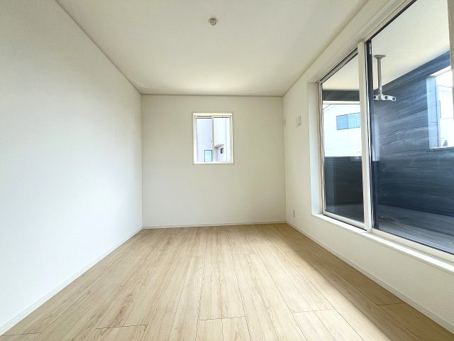 【寝室】 | 福岡市南区長住7丁目第9　2号棟（全2棟）【仲介手数料無料・0円】 | 現地写真。2階主寝室です。