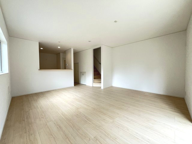 【居間・リビング】 | 福岡市南区長住7丁目第9　2号棟（全2棟）【仲介手数料無料・0円】 | 現地写真。リビングです。
