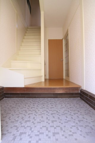 千鳥ヶ丘３丁目貸家の玄関