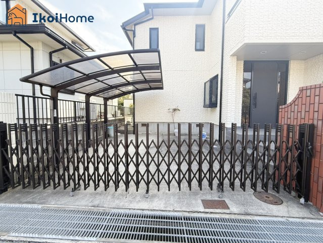 神戸市西区学園東町7丁目の駐車場|●年中無休：当日予約可●お車並列で2台駐車可能！安心のカーゲート＆1台分カーポート付き！