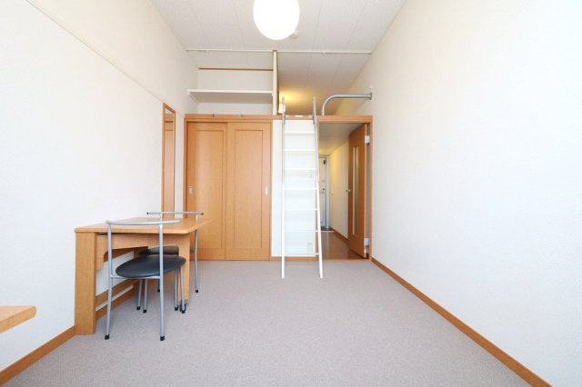 レオパレスクレールドゥの居間・リビング