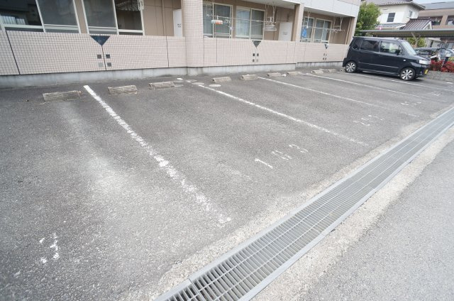 エメリーパレスの駐車場