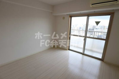 【居間・リビング】 | アスティナ弁天町 | こちらの居間で趣味の時間をお楽しみください