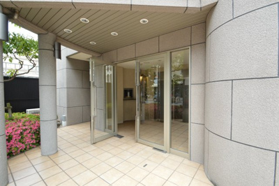 【エントランス】 | ネバーランド江坂垂水町 | サイトに掲載されていない箇所の写真、撮影してお届けさせて頂きます！気になる物件で、見たい部分の画像が無い場合は、弊社スタッフまでご連絡下さいませ。お客様の気になる箇所を、カメラにて撮影して参ります！