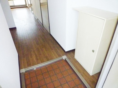 【玄関】 | シャトー志紀 | 収納もある玄関です